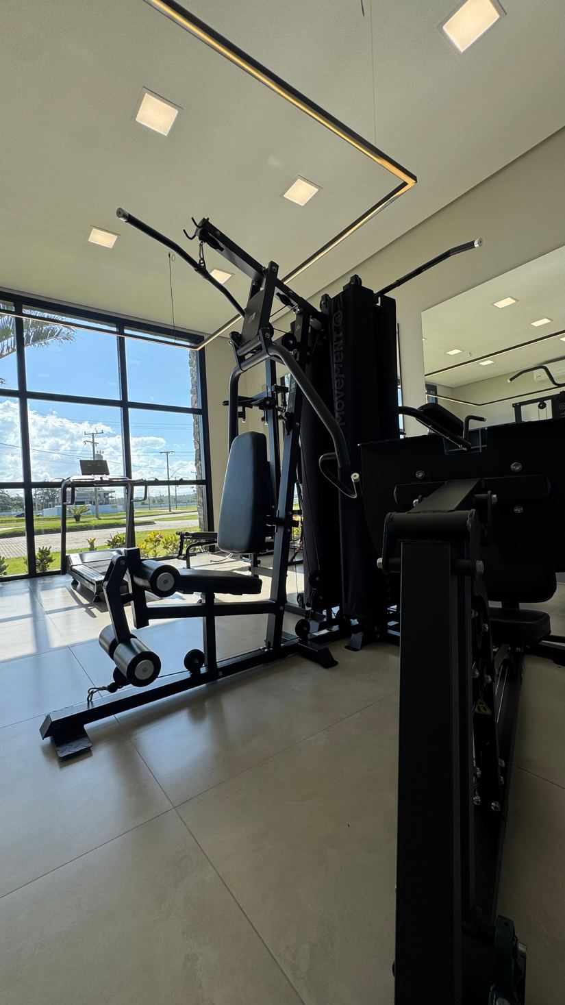 Espaço fitness com equipamentos de musculação