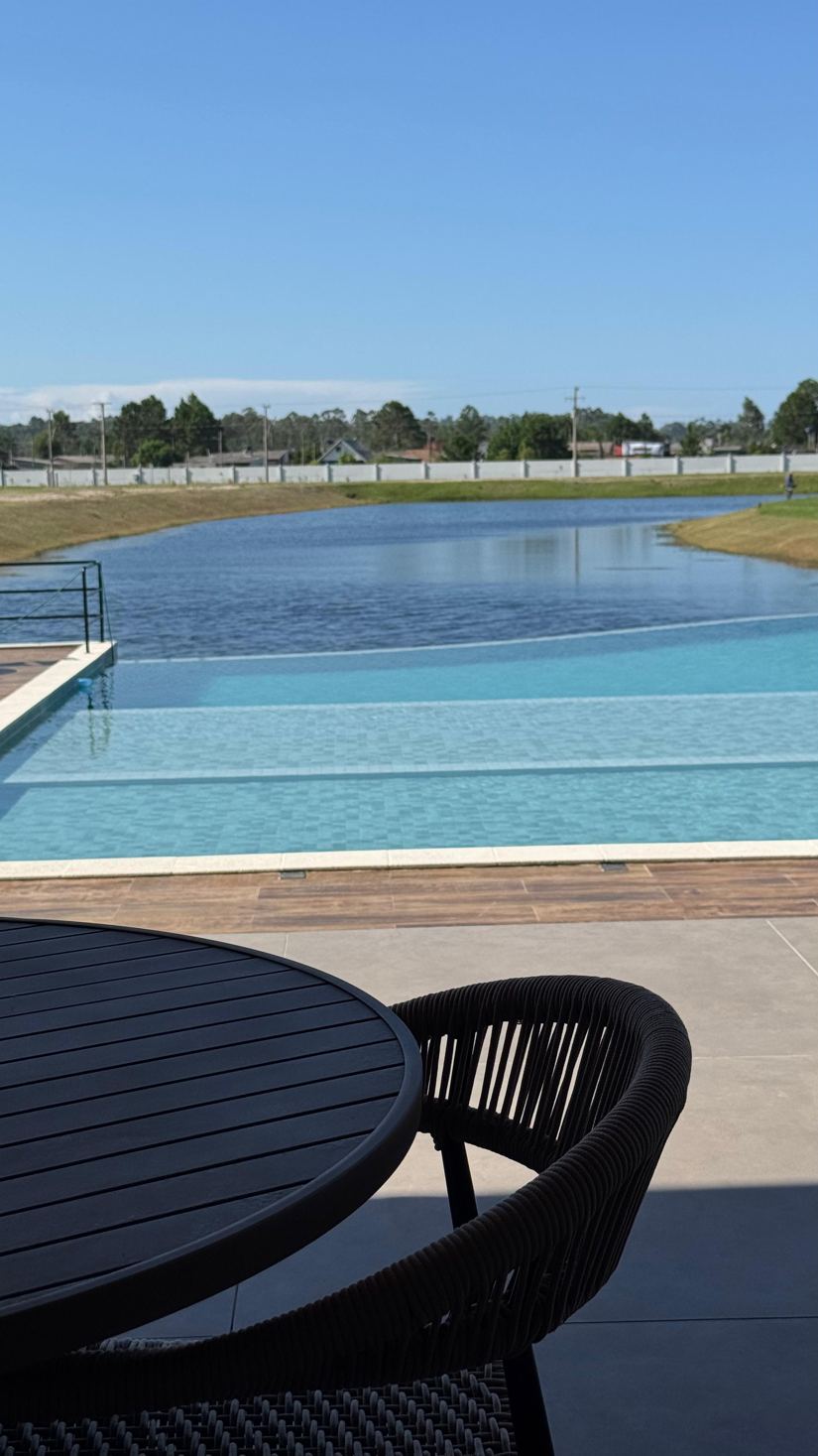 Deck com mesa e vista para o lago