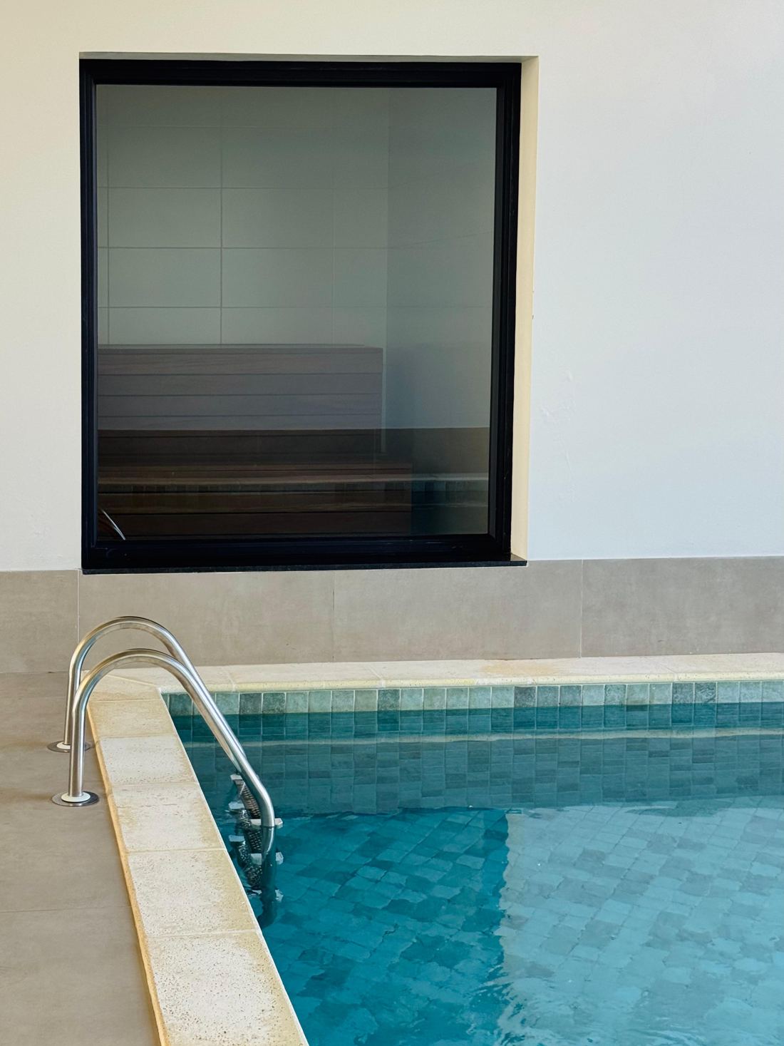 Piscina com escada de inox